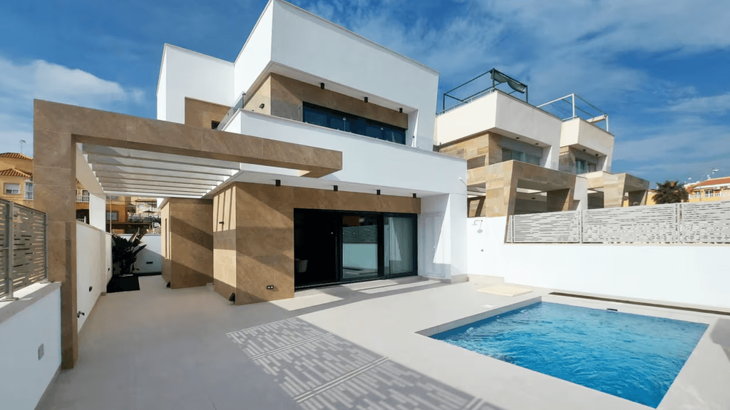 Villa with private pool and solarium in San Miguel de Salinas – properties with pool in Spain