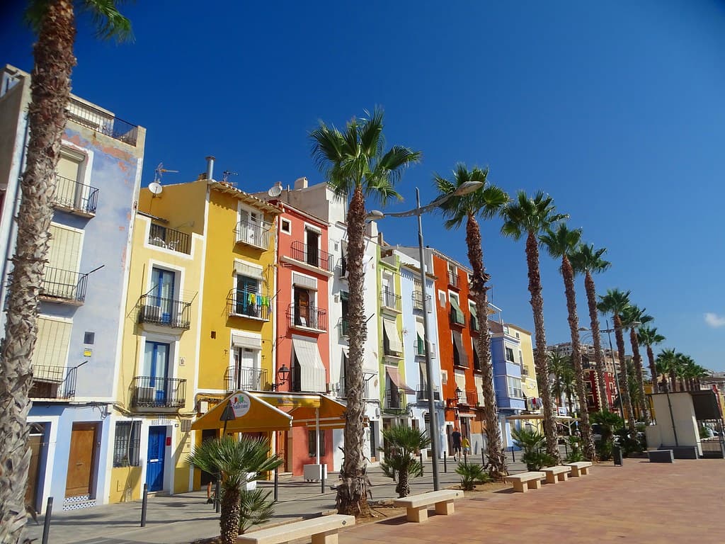 Villajoyosa – kolorowe domy i plaże Costa Blanca