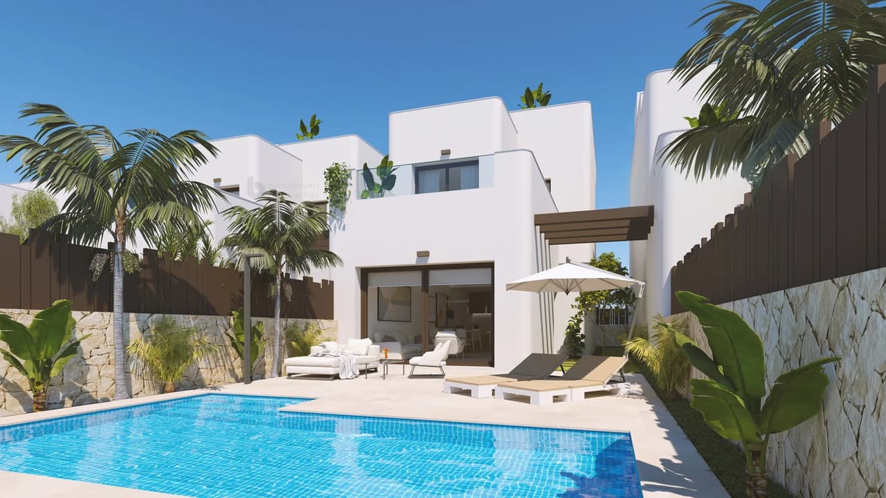 Zdjęcie nieruchomości w Mil Palmeras, Costa Blanca Południe – Willa z ogrodem, basenem i solarium blisko plaży w Mil Palmeras (1)