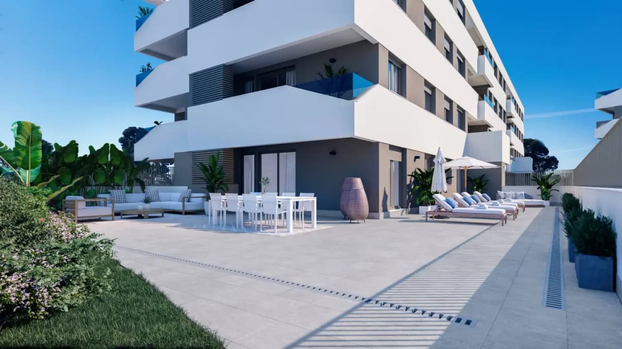 Zdjęcie nieruchomości w San Juan, Costa Blanca Północ – Apartament parterowy z 3 sypialniami, dużym tarasem i wspólnym basenem w San Juan de Alicante (1)