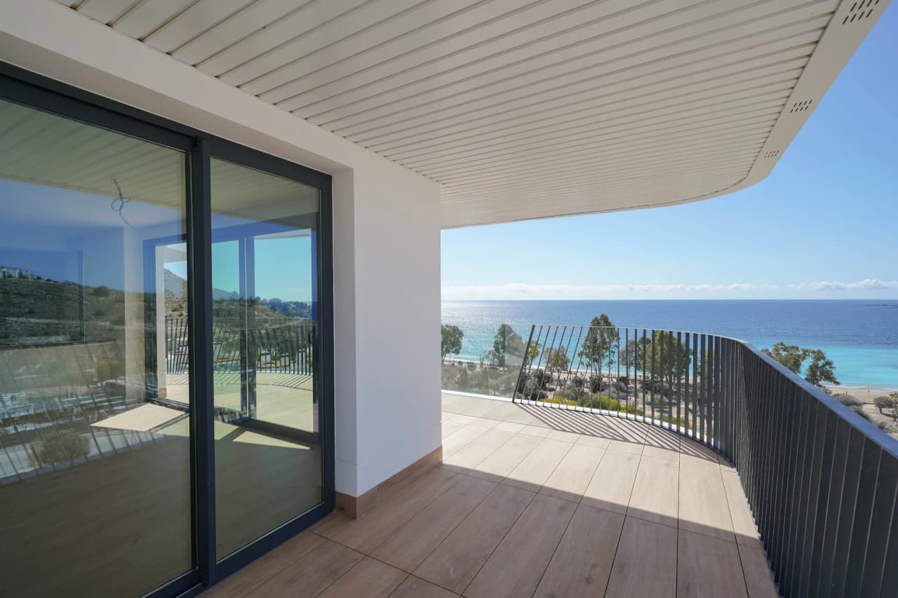 Zdjęcie nieruchomości w Villajoyosa, Costa Blanca Północ – Dwupoziomowy Penthouse z 3 sypialniami, solarium i przestronnym tarasem w Villajoyosa (1)
