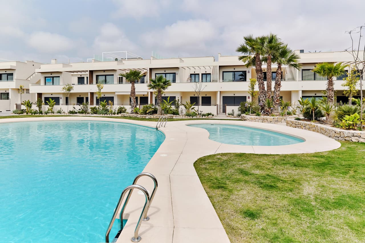 Zdjęcie nieruchomości w Torrevieja, Costa Blanca Południe – Apartament z 2 sypialniami, tarasem, ogrodem i wspólnym basenem w Torrevieja (1)