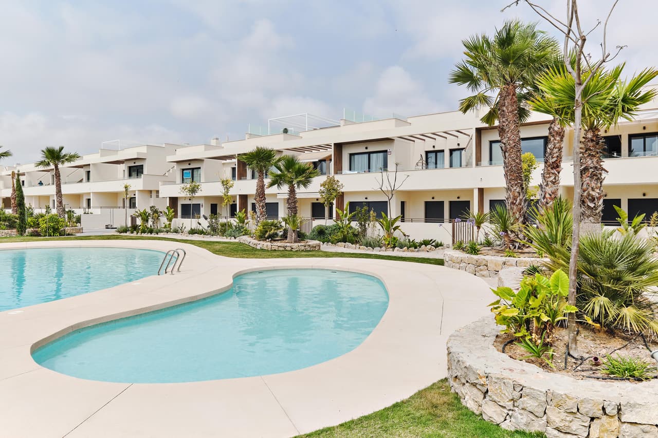 Zdjęcie nieruchomości w Torrevieja, Costa Blanca Południe – Apartament z 2 sypialniami, ogrodem i wspólnym basenem w Torrevieja (1)