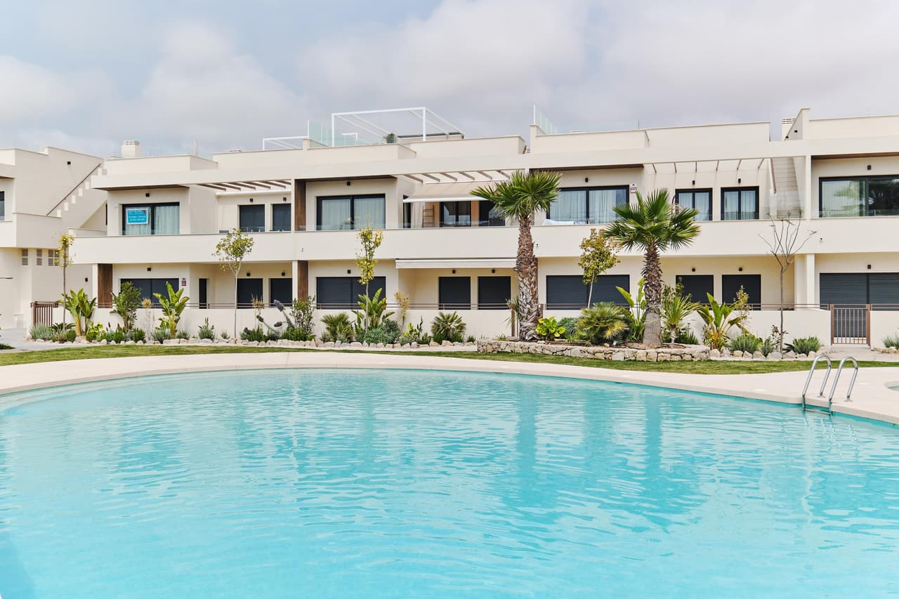 Zdjęcie nieruchomości w Torrevieja, Costa Blanca Południe – Apartament z 2 sypialniami, ogrodem i wspólnym basenem w Torrevieja (1)