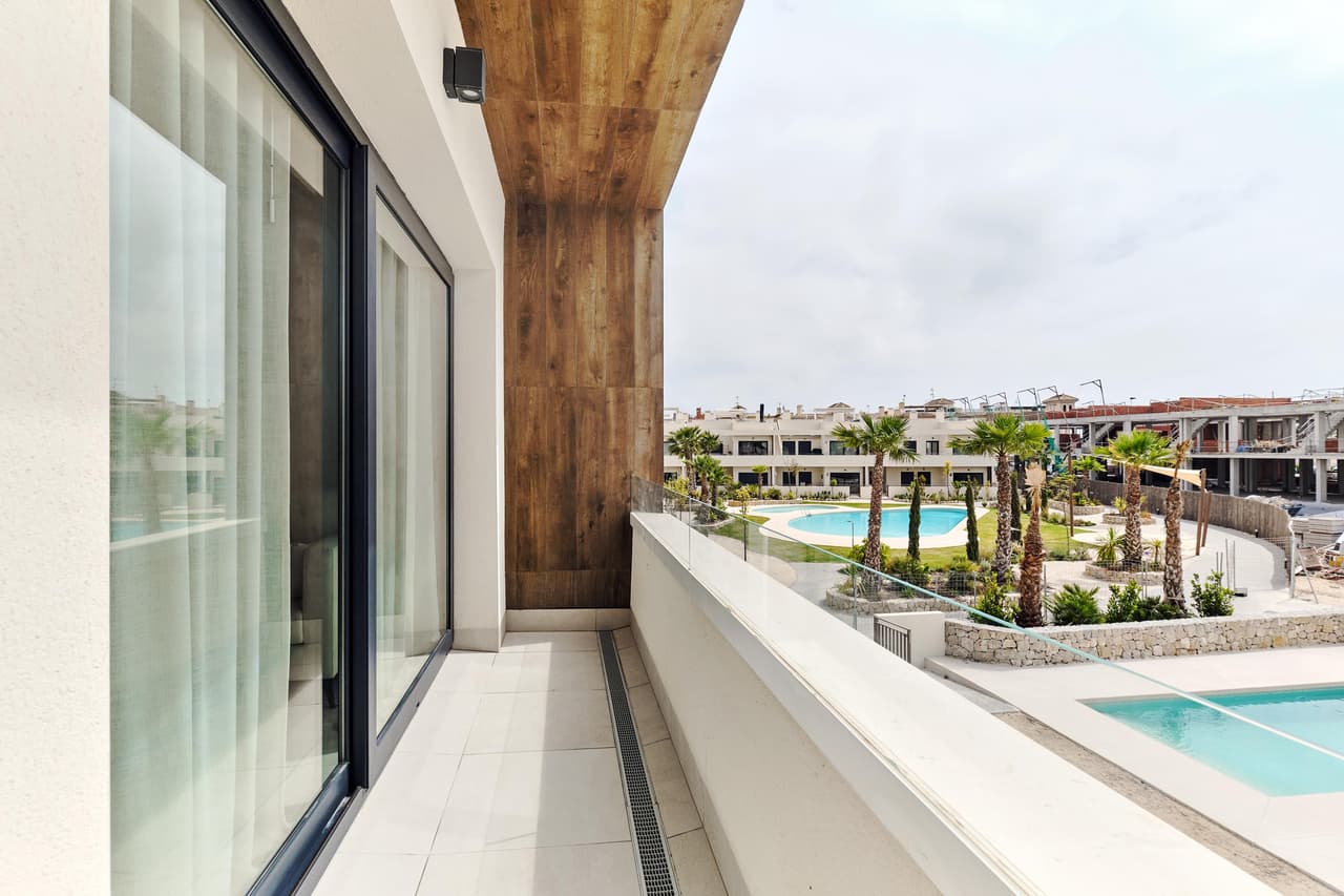 Zdjęcie nieruchomości w Torrevieja, Costa Blanca Południe – Penthouse z 2 sypialniami, tarasem i solarium z widokiem na morze i wspólnym basenem w Torrevieja (1)