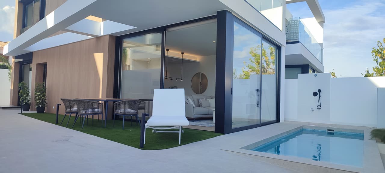 Zdjęcie nieruchomości w Torre de la Horadada, Costa Blanca Południe – Willa z 3 sypialniami, ogrodem z basenem i solarium w Torre de la Horadada (1)