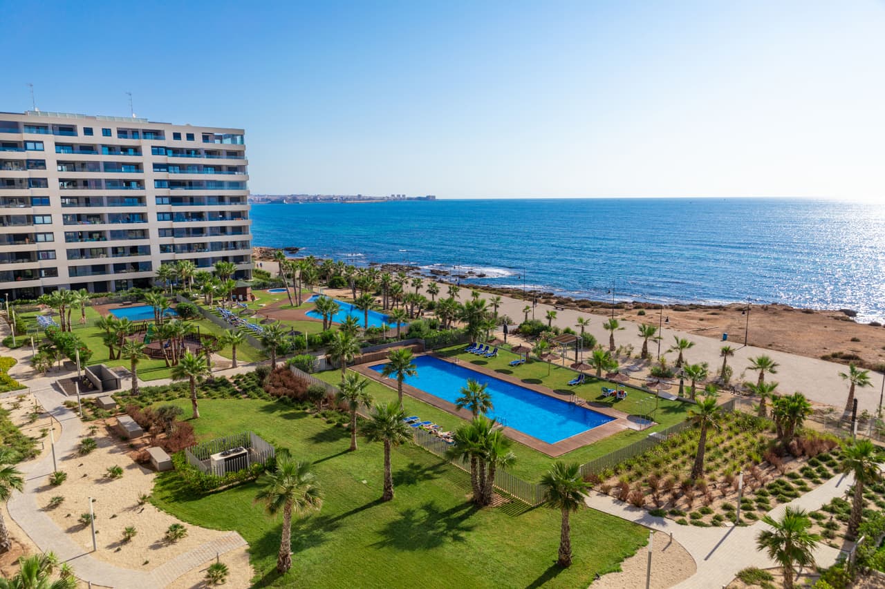 Zdjęcie nieruchomości w Punta Prima, Costa Blanca Południe – Apartament z 3 sypialniami i 2 tarasami, w pierwszej linii od morza w Punta Prima (1)