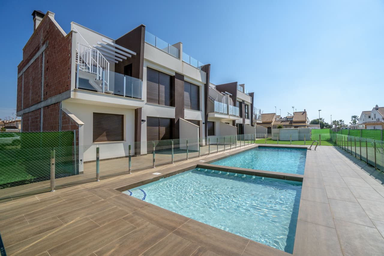 Zdjęcie nieruchomości w San Pedro del Pinatar, Costa Calida – Bungalow z 2 sypialniami, tarasem, solarium i wspólnym basenem w San Pedro del Pinatar (1)