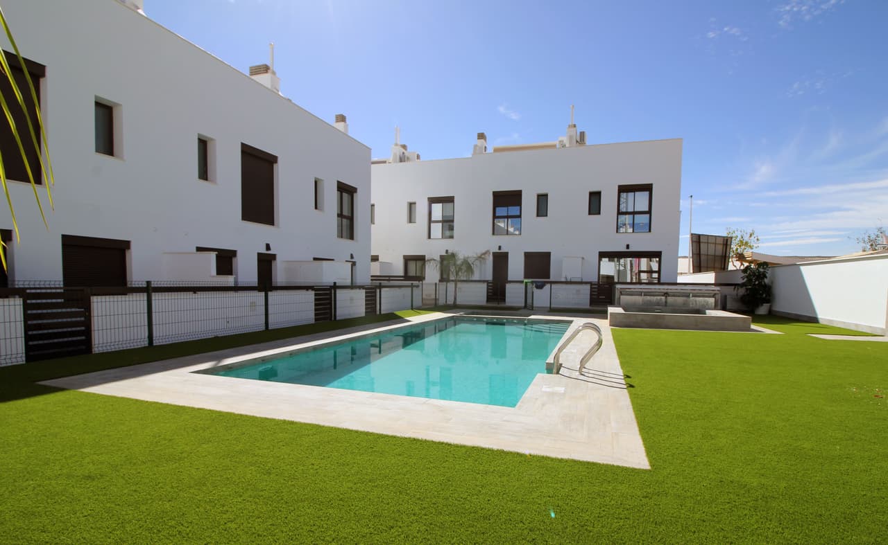 Zdjęcie nieruchomości w Pilar de la Horadada, Costa Blanca Południe – Dom z 4 sypialniami, solarium, tarasem i wspólnym basenem w Pilar de la Horadada (1)