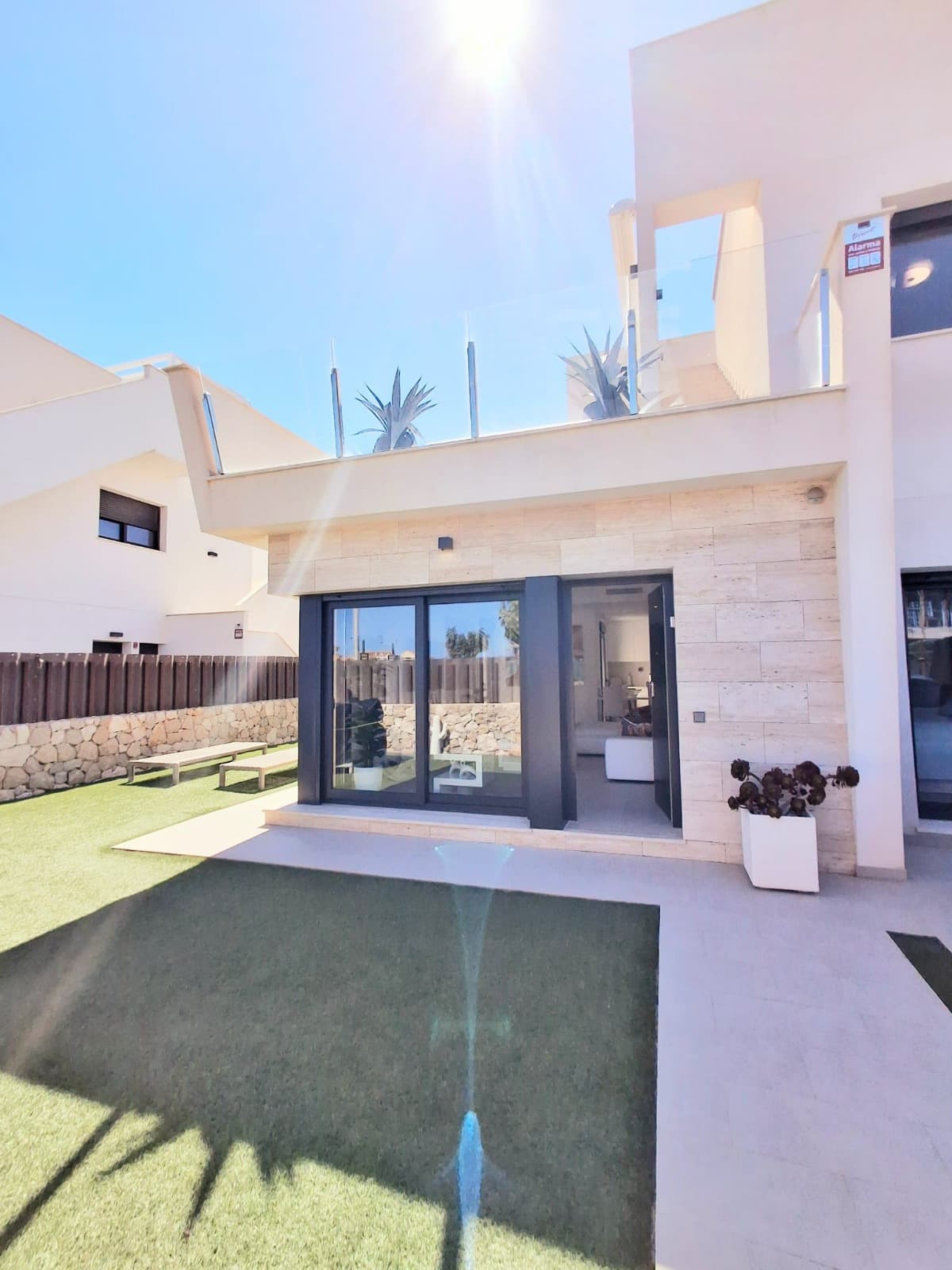 Zdjęcie nieruchomości w Torre de la Horadada, Costa Blanca Południe – Willa z 3 sypialniami, ogrodem, solarium i wspólnym basenem przy plaży w Torre de la Horadada (1)