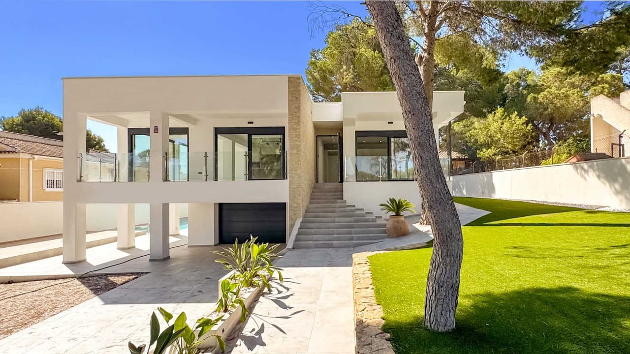 Zdjęcie nieruchomości w Torrevieja, Costa Blanca Południe – Willa z 4 sypialniami i prywatnym basenem w Los Balcones Torrevieja (1)