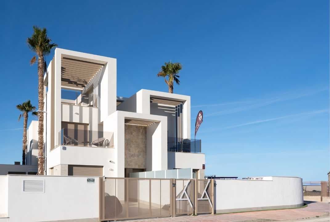 Zdjęcie nieruchomości w Los Alcazares, Costa Calida – Dom z 3 sypialniami, solarium i basenem w Los Alcazares (1)