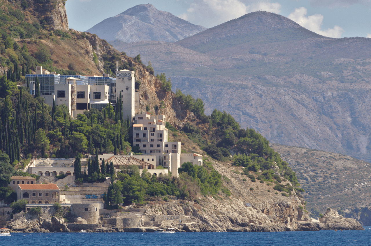 Comparing Return on Investment: Properties in the Mountains vs by the Sea