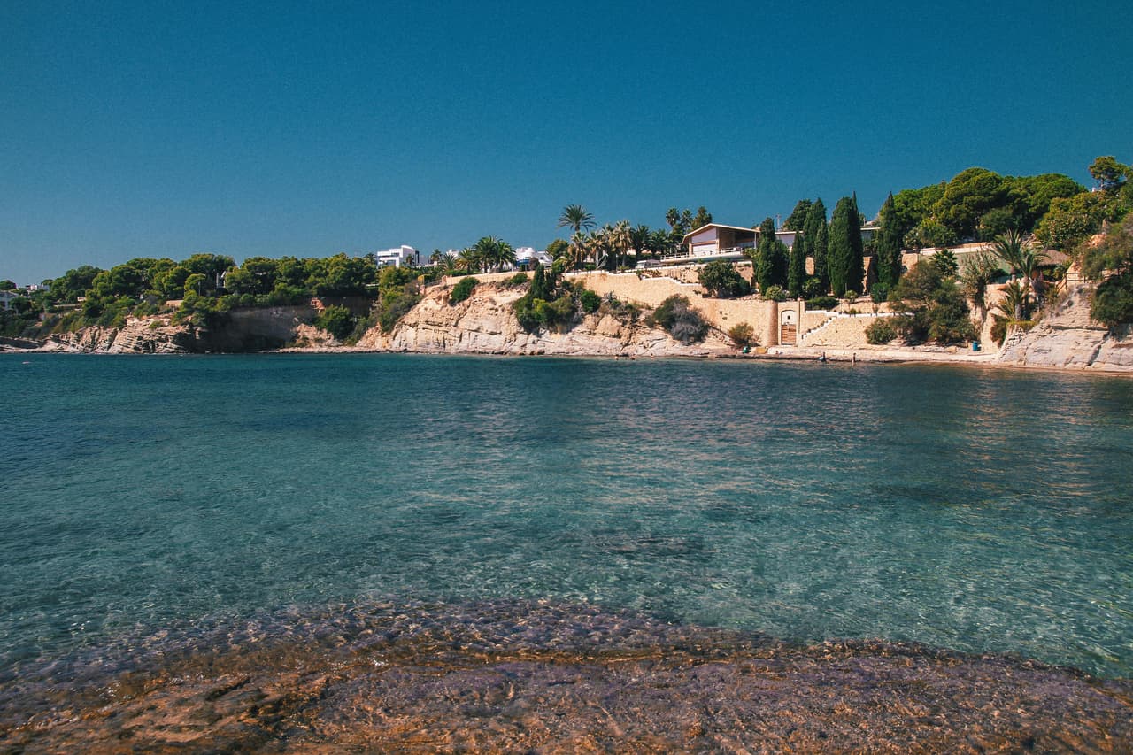 Kupno nieruchomości na Costa Blanca: Własność prywatna czy zakup na firmę
