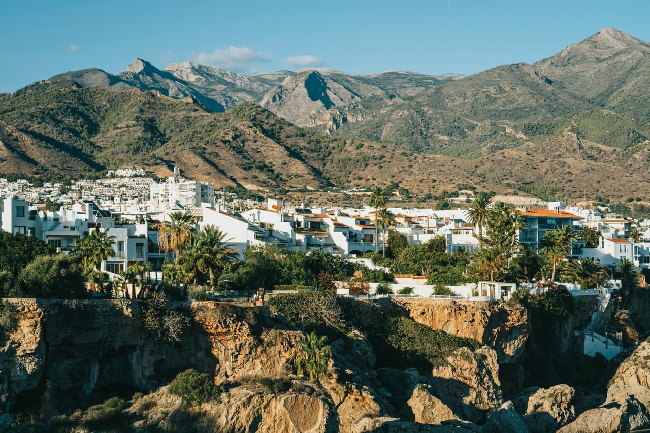 Costa Blanca vs Costa del Sol – nieruchomości w Hiszpanii 2025: Porównanie regionów