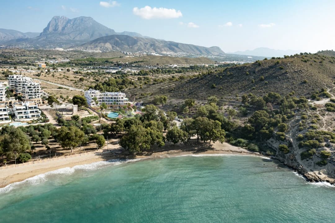 Zdjęcie nieruchomości w Villajoyosa, Costa Blanca Północ – Apartament z 2 sypialniami i przestronnym tarasem w Villajoyosa (1)