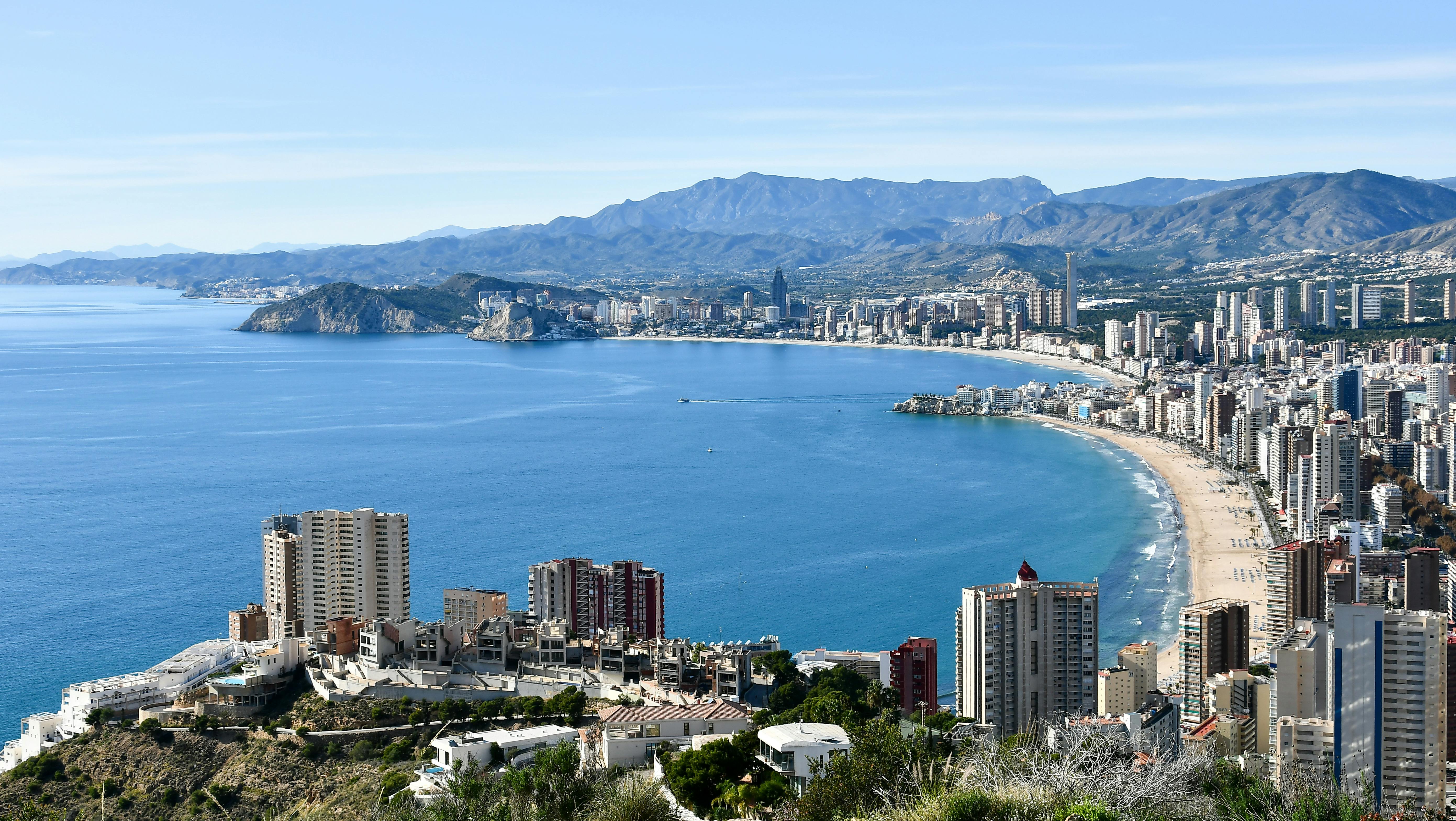 Nieruchomości Hiszpania – widok na wybrzeże śródziemnomorskie